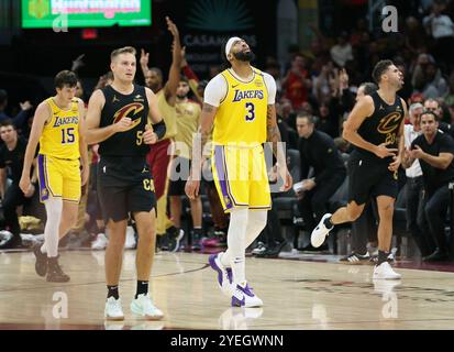 Cleveland, Usa. 30. Oktober 2024. Los Angeles Lakers Anthony Davis (3) reagiert nach einem Rücktritt gegen die Cleveland Cavaliers in der zweiten Halbzeit in Cleveland, Ohio am Mittwoch, 30. Oktober 2024. Foto: Aaron Josefczyk/UPI Credit: UPI/Alamy Live News Stockfoto