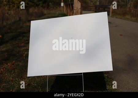 Leeres weißes Schild im Park für Kopierraum, um Ihren eigenen Text hinzuzufügen Stockfoto