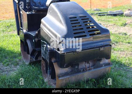 Kleine schwarze Metallkonstruktion im Freien im öffentlichen Park Stockfoto