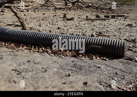 Wellkunststoff-Abwasserleitung auf trockenem Boden Stockfoto