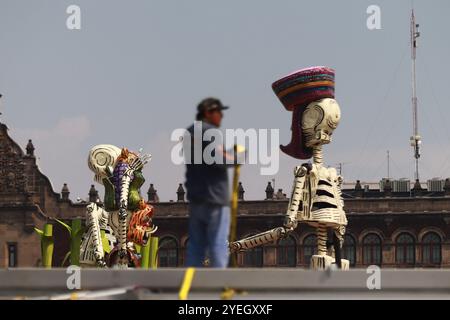 Mexiko-Stadt, Mexiko. 30. Oktober 2024. Monumentale Figuren aus Pappe, die Teil des Mega-Angebots sind, sind auf dem Hauptplatz Zocalo montiert. Am 30. Oktober 2024 in Mexiko-Stadt. (Foto: Carlos Santiago/ Credit: Eyepix Group/Alamy Live News Stockfoto