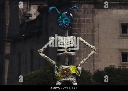 Mexiko-Stadt, Mexiko. 30. Oktober 2024. Monumentale Figuren aus Pappe, die Teil des Mega-Angebots sind, sind auf dem Hauptplatz Zocalo montiert. Am 30. Oktober 2024 in Mexiko-Stadt. (Foto: Carlos Santiago/ Credit: Eyepix Group/Alamy Live News Stockfoto