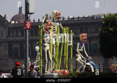 Mexiko-Stadt, Mexiko. 30. Oktober 2024. Monumentale Figuren aus Pappe, die Teil des Mega-Angebots sind, sind auf dem Hauptplatz Zocalo montiert. Am 30. Oktober 2024 in Mexiko-Stadt. (Foto: Carlos Santiago/ Credit: Eyepix Group/Alamy Live News Stockfoto