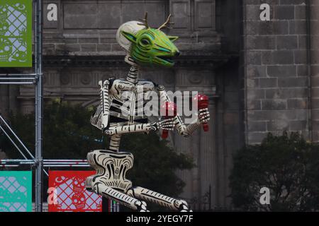 Mexiko-Stadt, Mexiko. 30. Oktober 2024. Monumentale Figuren aus Pappe, die Teil des Mega-Angebots sind, sind auf dem Hauptplatz Zocalo montiert. Am 30. Oktober 2024 in Mexiko-Stadt. (Foto: Carlos Santiago/Eyepix Group/SIPA USA) Credit: SIPA USA/Alamy Live News Stockfoto