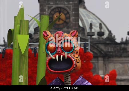 Mexiko-Stadt, Mexiko. 30. Oktober 2024. Monumentale Figuren aus Pappe, die Teil des Mega-Angebots sind, sind auf dem Hauptplatz Zocalo montiert. Am 30. Oktober 2024 in Mexiko-Stadt. (Foto: Carlos Santiago/Eyepix Group/SIPA USA) Credit: SIPA USA/Alamy Live News Stockfoto