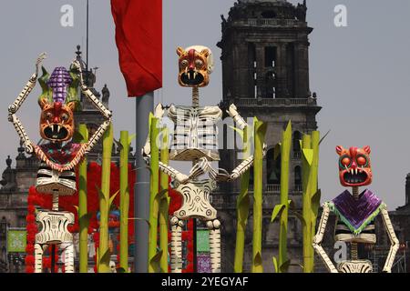 Mexiko-Stadt, Mexiko. 30. Oktober 2024. Monumentale Figuren aus Pappe, die Teil des Mega-Angebots sind, sind auf dem Hauptplatz Zocalo montiert. Am 30. Oktober 2024 in Mexiko-Stadt. (Foto: Carlos Santiago/Eyepix Group/SIPA USA) Credit: SIPA USA/Alamy Live News Stockfoto