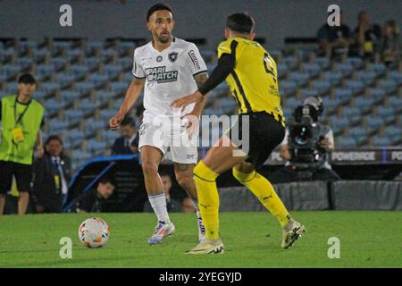 Montevideo, Uruguay. 30. Oktober 2024. Vitinho von Botafogo kontrolliert den Ball während des Halbfinales des zweiten Legs zwischen dem Uruguay-Spieler Peñarol und dem brasilianischen Botafogo der Copa CONMEBOL Libertadores 2024 im Centenario Stadium in Montevideo, Uruguay am 30. Oktober 2024. Foto: Pool Pelaez Burga/DiaEsportivo/Alamy Live News Credit: DiaEsportivo/Alamy Live News Stockfoto