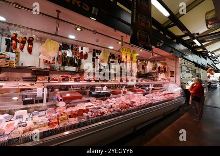 Geschäfte im Mercat de l'Abaceria auf PG. De St. Joan in Barcelona, Spanien. Stockfoto