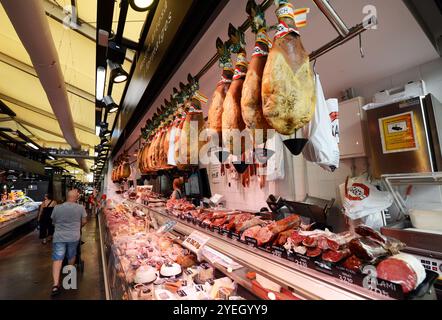 Geschäfte im Mercat de l'Abaceria auf PG. De St. Joan in Barcelona, Spanien. Stockfoto