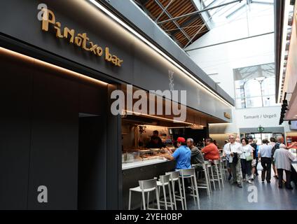 Die Pinotxo Tapas Bar im Mercat de Sant Antoni in Barcelona, Spanien. Stockfoto
