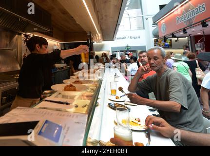 Die Pinotxo Tapas Bar im Mercat de Sant Antoni in Barcelona, Spanien. Stockfoto