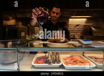 Die Pinotxo Tapas Bar im Mercat de Sant Antoni in Barcelona, Spanien. Stockfoto