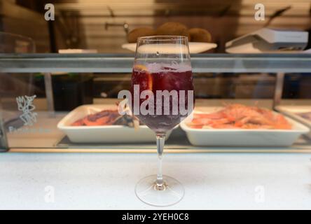 Ein Glas Sangria in der Pinotxo Tapas Bar im Mercat de Sant Antoni in Barcelona, Spanien. Stockfoto