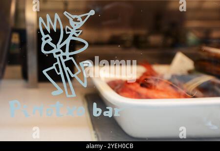 Die Pinotxo Tapas Bar im Mercat de Sant Antoni in Barcelona, Spanien. Stockfoto