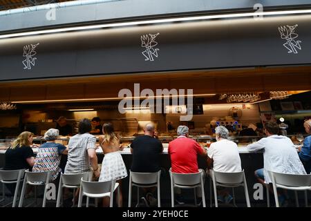 Die Pinotxo Tapas Bar im Mercat de Sant Antoni in Barcelona, Spanien. Stockfoto