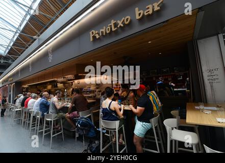 Die Pinotxo Tapas Bar im Mercat de Sant Antoni in Barcelona, Spanien. Stockfoto