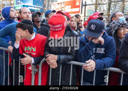 Vor dem Madison Square Garden in NYC versammeln sich Menschenmassen während einer Wahlkampfveranstaltung für den Präsidentschaftskandidaten Donald Trump am 27. Oktober 2024 Stockfoto