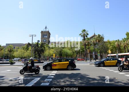 Verkehr auf der Gran Via de les Corts Catalanes vor der Universität Barcelona. Stockfoto