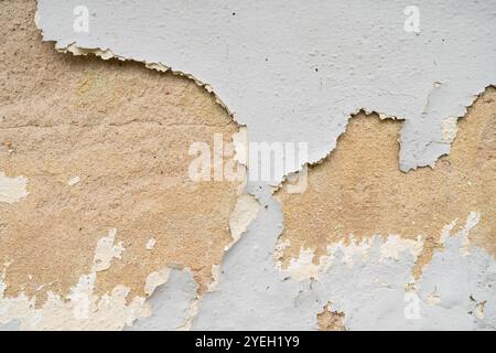 Nahaufnahme der abblätternden Wandfarbe. Stockfoto