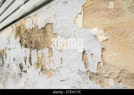 Nahaufnahme der abblätternden Wandfarbe. Stockfoto