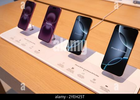 Kuala Lumpur, Malaysia - 30. Oktober 2024 : Demo-Einheit des iPhone 16 wird auf dem Tisch im Apple Store angezeigt. Stockfoto
