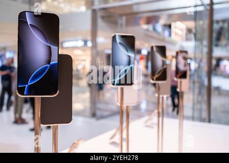 Kuala Lumpur, Malaysia - 30. Oktober 2024 : Demo-Einheit des iPhone 16 wird auf dem Tisch im Apple Store angezeigt. Stockfoto