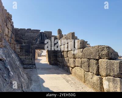 Das Löwentor und Zyklopenmauerwerk an der archäologischen Stätte von Mykene, Griechenland. Haupteingang der Zitadelle, blauer Himmel Stockfoto