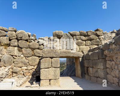 Mykene, Griechenland. Haupteingang der Zitadelle, Löwentor und Zyklopenmauerwerk an der archäologischen Stätte, Blick von innen Stockfoto