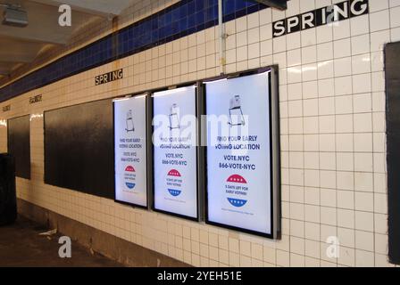 New York City, New York, USA - Oktober 30 2024: Schilder im U-Bahn-System ermutigen Menschen, früh in dieser Wahlsaison zu wählen. Stockfoto