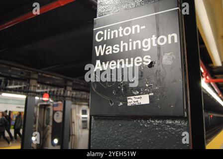 Brooklyn, New York, USA - Oktober 30 2024: Nur Trump kann Clinton Hill retten: Aufkleber links an der Clinton-Washington Avenues Station in Brooklyn, New York. Stockfoto