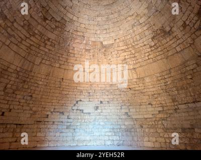 Das Innere des Clytemnestra-Grabes an der archäologischen Stätte Mykene, Griechenland. Mykenische Stein-Tholos-Dach-Hintergrund im Innenbereich Stockfoto