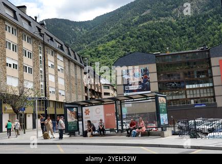 Passagiere, die an einer Bushaltestelle in Andorra la Vella, Andorra, auf den Bus warten. Stockfoto