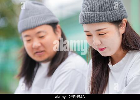 Ein koreanischer Mann und eine Japanerin, beide im Alter von 30 Jahren, laufen mit drei Hunden am Fluss in Pyeongnae-dong, Namyangju-si, Gyeonggi-do, Korea. Stockfoto