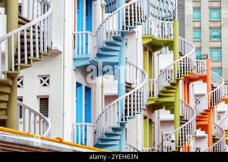 Farbenfrohe Wendeltreppen im Außenbereich in Singapur Stockfoto