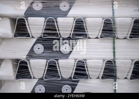 30. Oktober 2024, Sachsen-Anhalt, Körbelitz: Abgrenzungen stehen im Verkehrsunterhaltswerk Körbelitz zur Verfügung. Foto: Klaus-Dietmar Gabbert/dpa Stockfoto