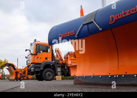 30. Oktober 2024, Sachsen-Anhalt, Körbelitz: Freigabefahrzeuge und Streuwagen stehen im Straßeninstandhaltungswerk Körbelitz zur Verfügung. Foto: Klaus-Dietmar Gabbert/dpa Stockfoto