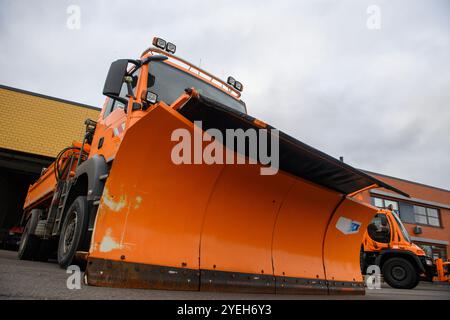 30. Oktober 2024, Sachsen-Anhalt, Körbelitz: Freigabefahrzeuge und Streuwagen stehen im Straßeninstandhaltungswerk Körbelitz zur Verfügung. Foto: Klaus-Dietmar Gabbert/dpa Stockfoto