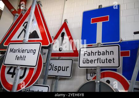 30. Oktober 2024, Sachsen-Anhalt, Körbelitz: Verkehrsschilder sind am Straßeninstandhaltungswerk Körbelitz vorhanden. Foto: Klaus-Dietmar Gabbert/dpa Stockfoto