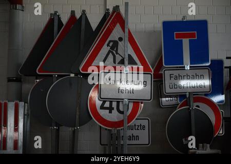 30. Oktober 2024, Sachsen-Anhalt, Körbelitz: Verkehrsschilder sind am Straßeninstandhaltungswerk Körbelitz vorhanden. Foto: Klaus-Dietmar Gabbert/dpa Stockfoto