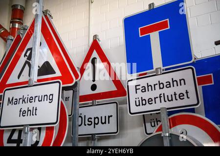 30. Oktober 2024, Sachsen-Anhalt, Körbelitz: Verkehrsschilder sind am Straßeninstandhaltungswerk Körbelitz vorhanden. Foto: Klaus-Dietmar Gabbert/dpa Stockfoto