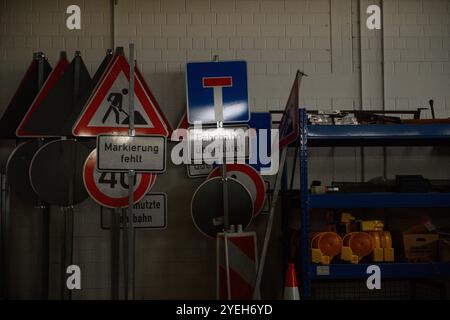 30. Oktober 2024, Sachsen-Anhalt, Körbelitz: Verkehrsschilder sind am Straßeninstandhaltungswerk Körbelitz vorhanden. Foto: Klaus-Dietmar Gabbert/dpa Stockfoto