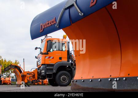 30. Oktober 2024, Sachsen-Anhalt, Körbelitz: Freigabefahrzeuge und Streuwagen stehen im Straßeninstandhaltungswerk Körbelitz zur Verfügung. Foto: Klaus-Dietmar Gabbert/dpa Stockfoto