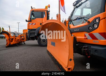 30. Oktober 2024, Sachsen-Anhalt, Körbelitz: Freigabefahrzeuge und Streuwagen stehen im Straßeninstandhaltungswerk Körbelitz zur Verfügung. Foto: Klaus-Dietmar Gabbert/dpa Stockfoto