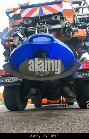 30. Oktober 2024, Sachsen-Anhalt, Körbelitz: Die Streumaschine auf einem Räumwagen im Straßenpflegewerk Körbelitz. Foto: Klaus-Dietmar Gabbert/dpa Stockfoto