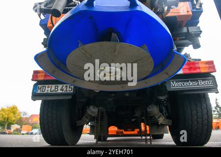 30. Oktober 2024, Sachsen-Anhalt, Körbelitz: Die Streumaschine auf einem Räumwagen im Straßenpflegewerk Körbelitz. Foto: Klaus-Dietmar Gabbert/dpa Stockfoto