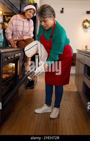 Weihnachten, ältere Freundinnen backen zusammen in der Küche, zu Hause Stockfoto