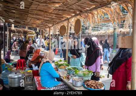 Yogyakarta-Indonesien, 21. September 2024: Alte indonesische Frauen verkaufen traditionelle javanische Gerichte auf dem Pasar Lawas Mataram Festival in Kota Gede, Yogyak Stockfoto