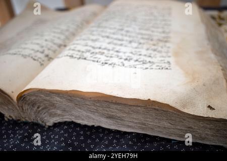 Ein altes Buch, Manuskript in Arabisch in einem alten Gebäude in Yogyakarta, Indonesien. Stockfoto