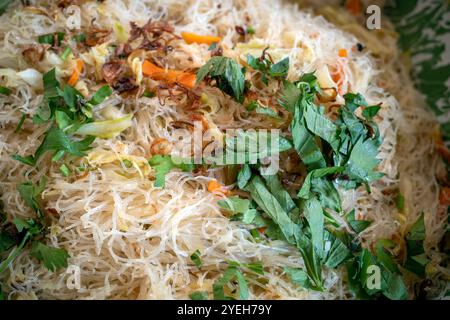 Bakmi Goreng, traditionelles indonesisches Street Food, gebratene Nudeln mit typischen Gewürzen der javanischen Küche. Stockfoto