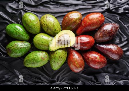 Blick von oben auf farbenfrohe, frisch reife Avocadosorten Stockfoto